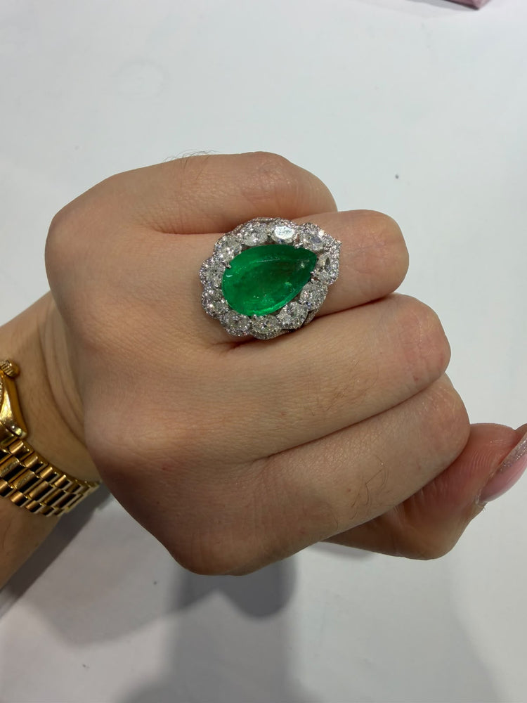 Anillo de diamantes con esmeralda corte pera