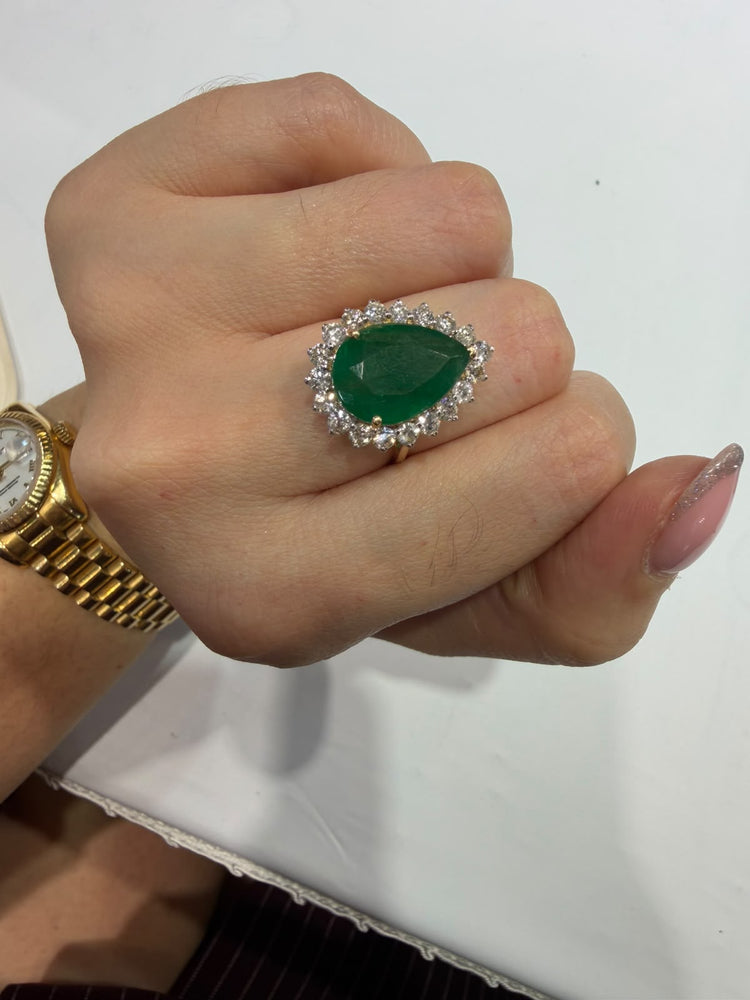 Anillo con esmeralda corte pera