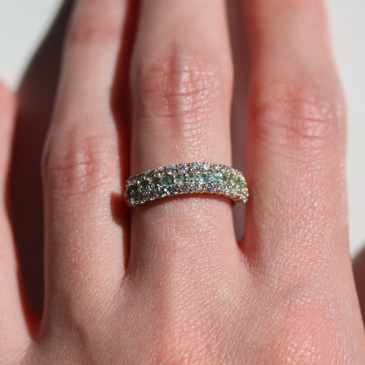 Anillo con diamantes y esmeraldas