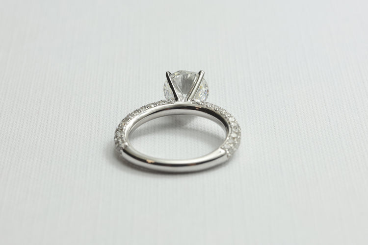 Anillo de Compromiso con Diamante Redondo y Triple Pavé en Oro Blanco 14k