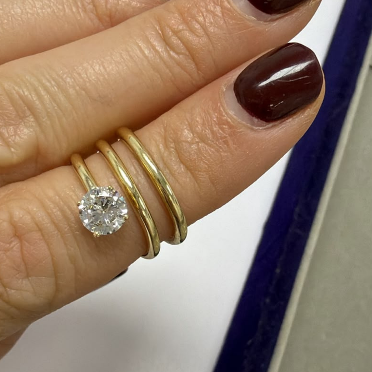 Anillo Twist con Redondo