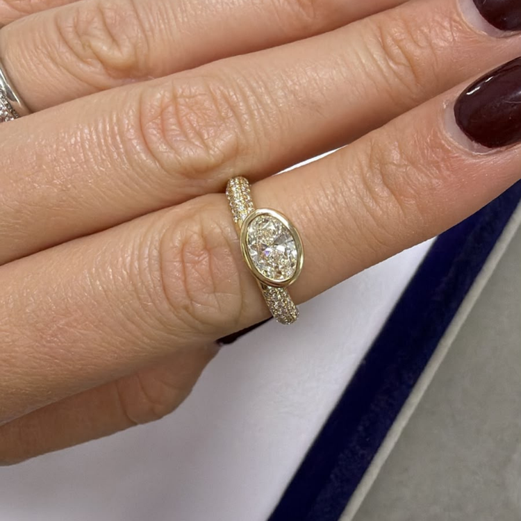Anillo Pavé con Oval East West