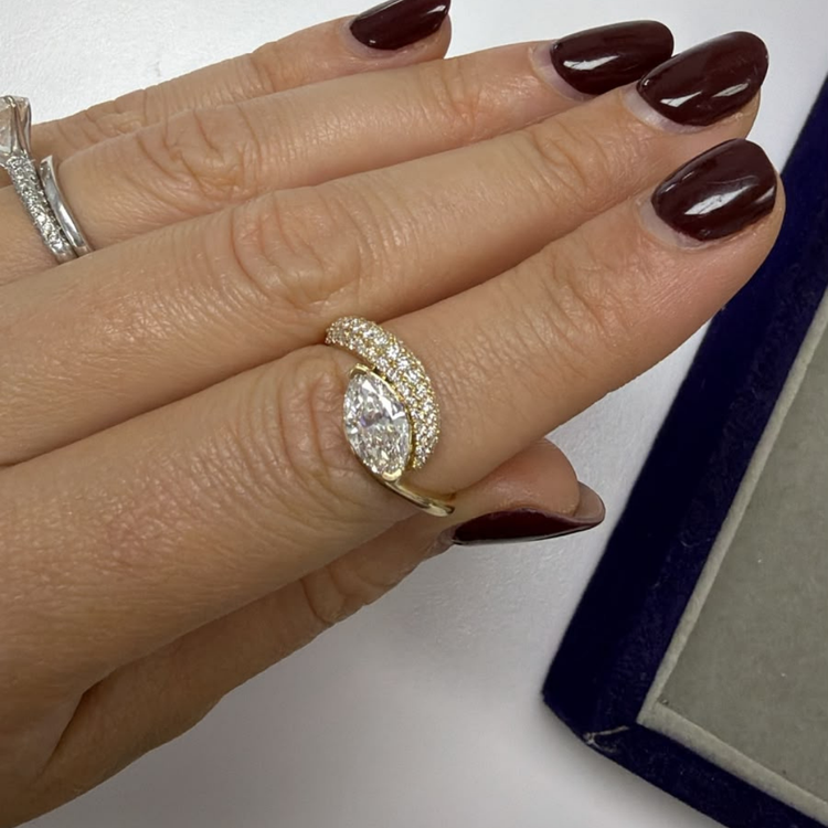 Anillo Asimétrico con Pear