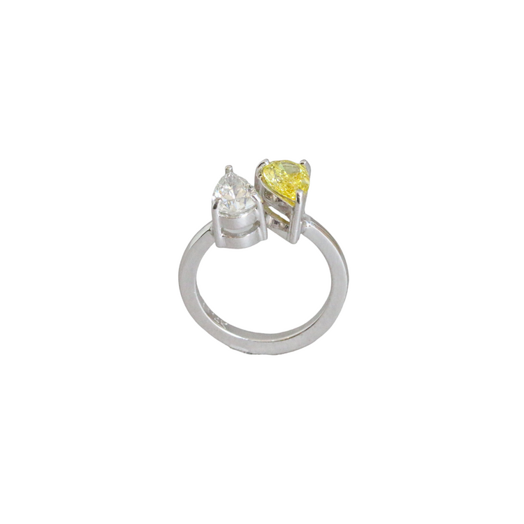 Anillo con diamante fancy yellow y diamante en corte pera, oro de 14k