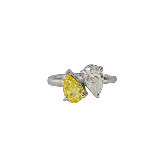 Anillo con diamante fancy yellow y diamante en corte pera, oro de 14k