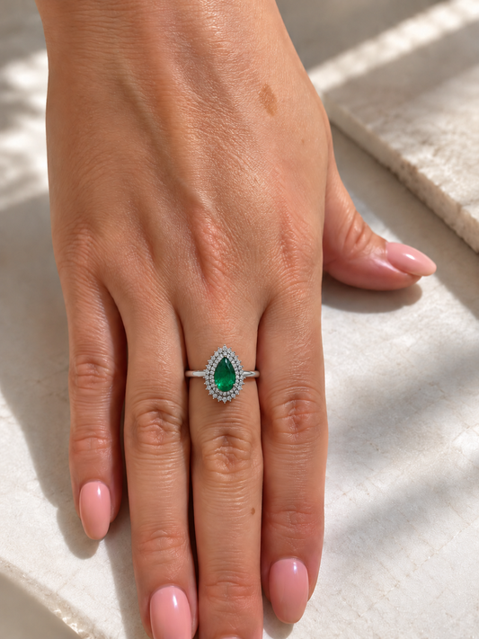 Anillos de esmeralda corte pera