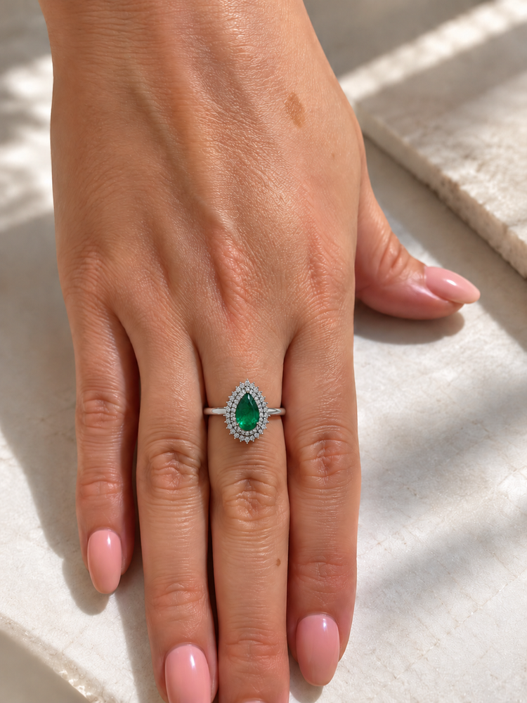 Anillos de esmeralda corte pera