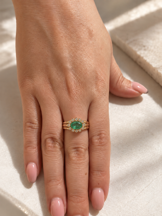 Anillo con esmeralda y diamantes