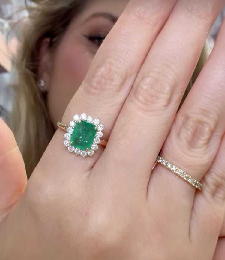 Anillo de Esmeralda Halo Diamantes