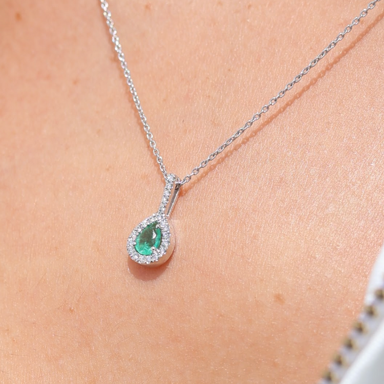 Dije de esmeralda con diamantes