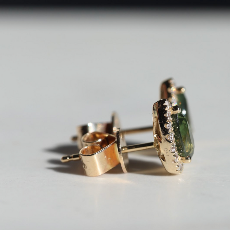 Studs Zafiro Verde Pera con Halo Diamantes