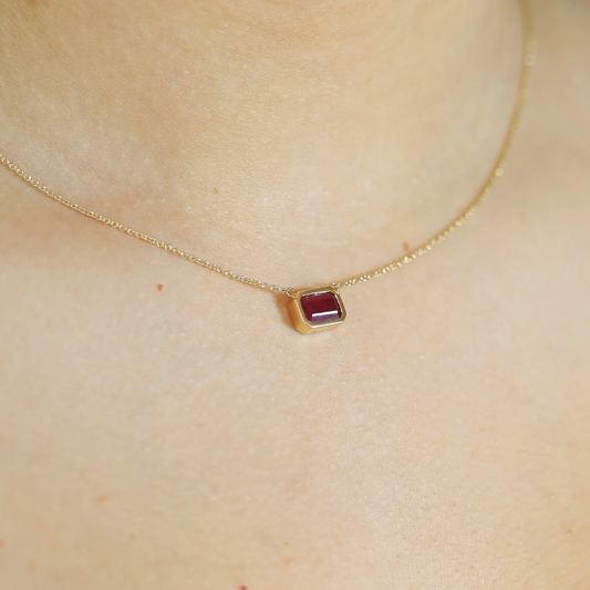 Dije de rubi emerald con bisel