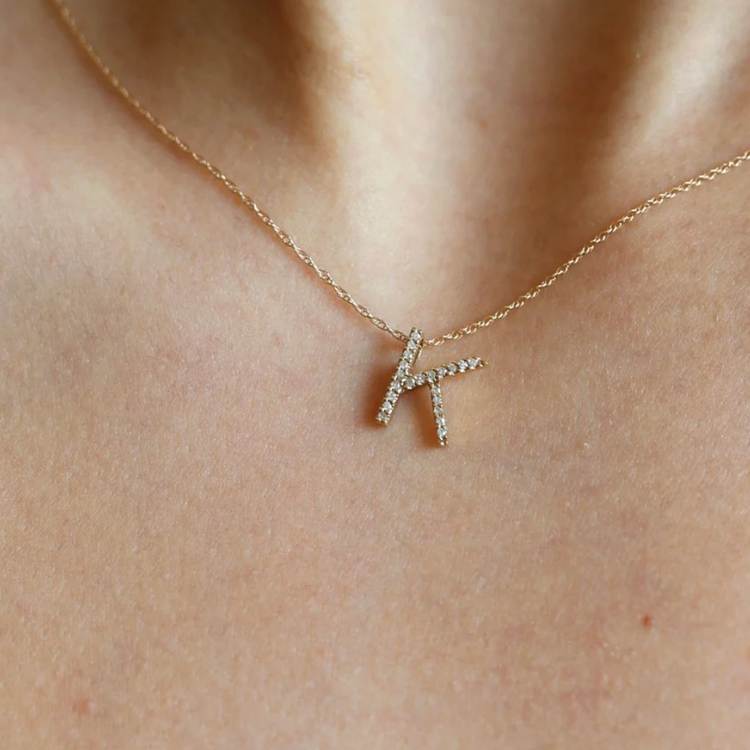 Dije inicial "K" con diamantes