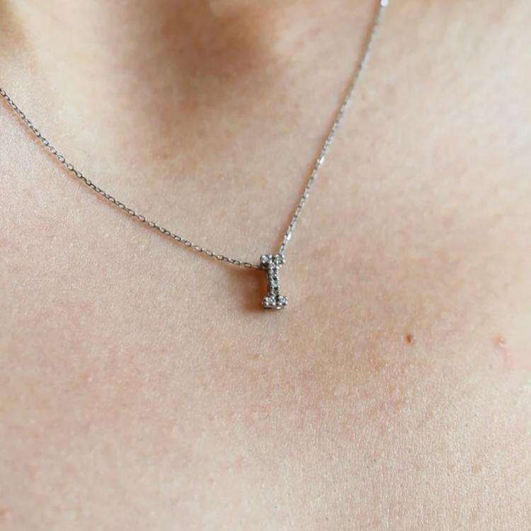 Dije inicial "I" con diamantes
