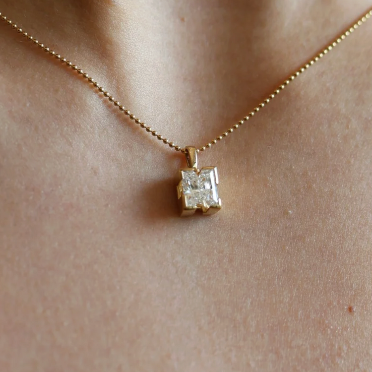 Collar Inicial “M” Diamante