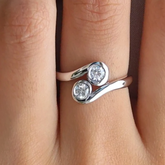 Anillo con Diamantes Centrales