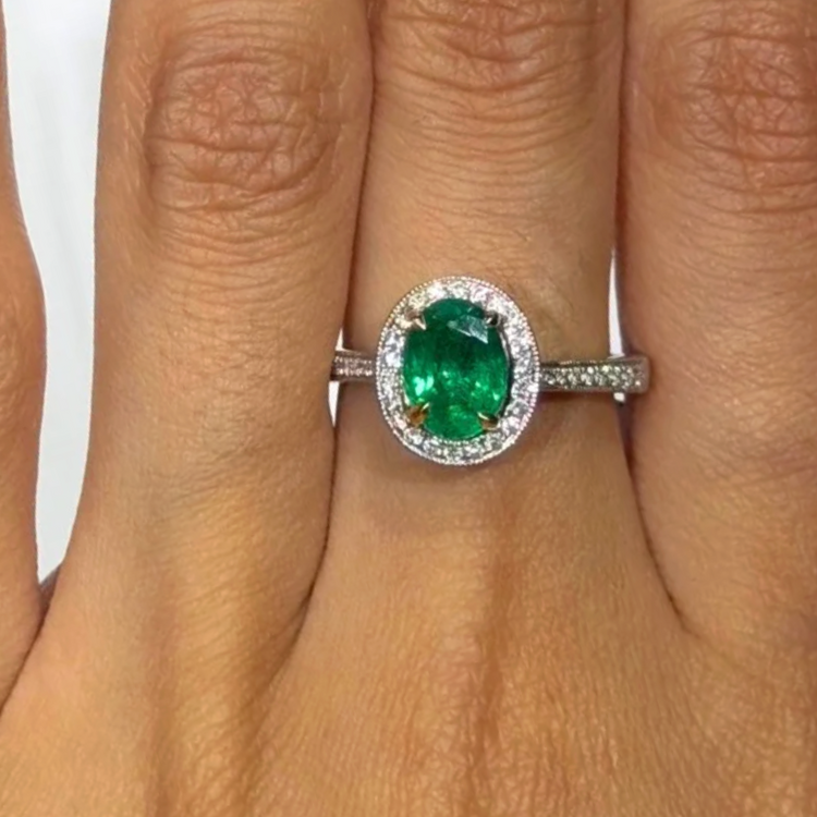 Anillo esmeralda diamantes