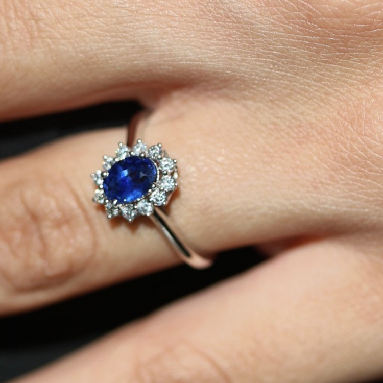 Anillo Zafiro con Halo Diamantes