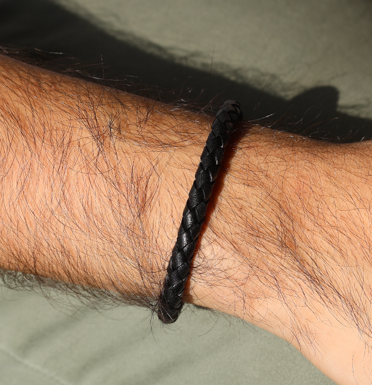 Pulsera Cuero Negro Broche