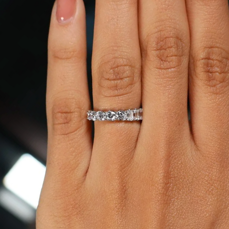 Anillo Diamantes | Mitad Emerald mitad Round