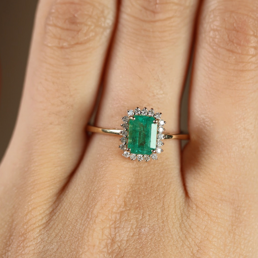 Anillo de Esmeralda con Halo Diamantes