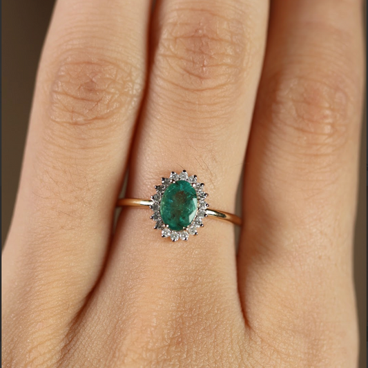 Anillo de Esmeralda con Halo Diamantes