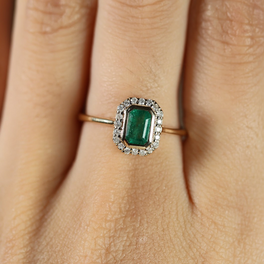 Anillo de Esmeralda con Halo Diamantes