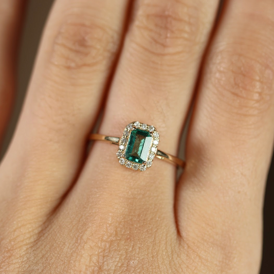 Anillo de Esmeralda con Halo de Diamantes