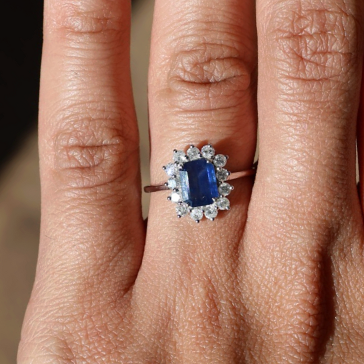 Anillo Zafiro con Diamantes