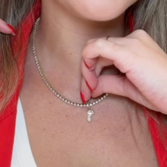 Dije de hongo con diamantes