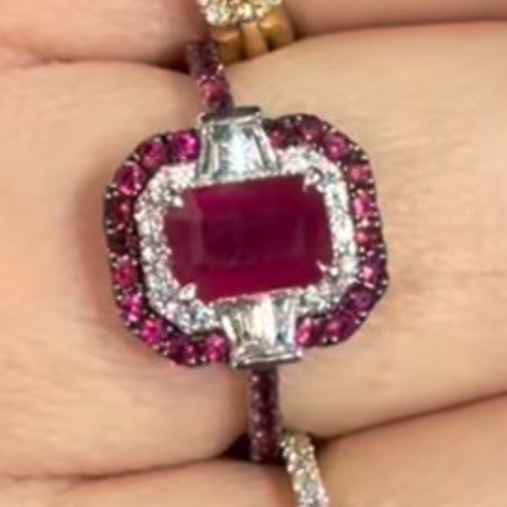 Anillo de rubi con diamantes
