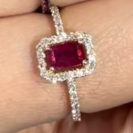 Anillo de rubi con diamantes