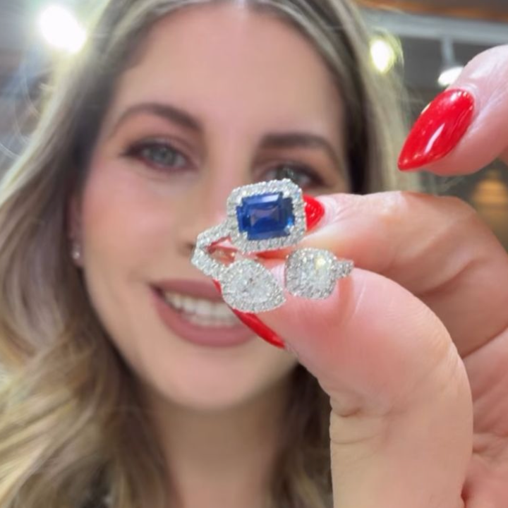 Anillo three stone con zafiro y diamantes