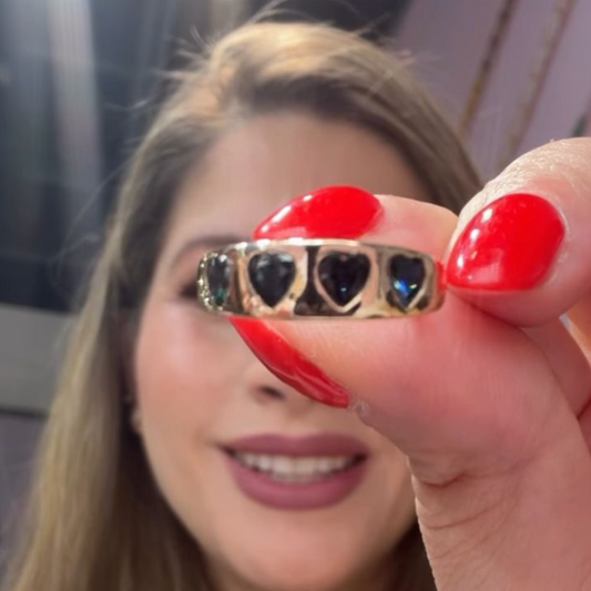 Anillo de zafiros en forma de corazón