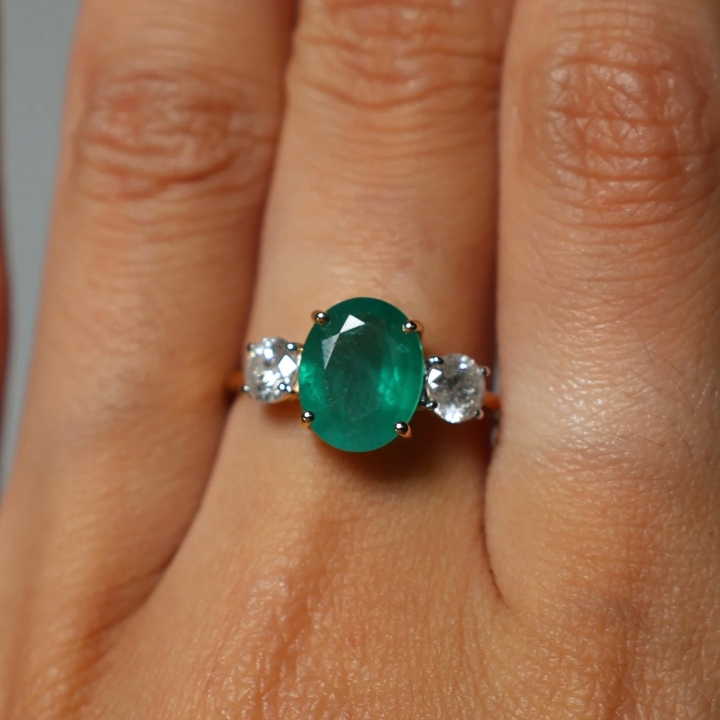 Anillo Esmeralda Oval Diamantes