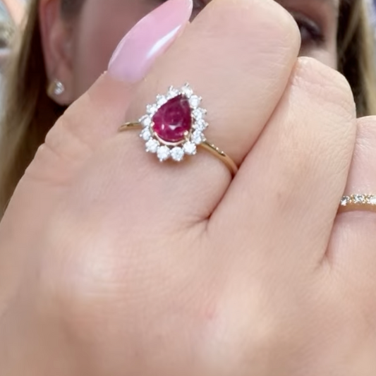 Anillo de rubí con diamantes