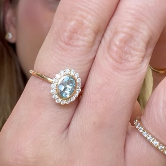 Anillo de Aquamarina bisel con diamantes