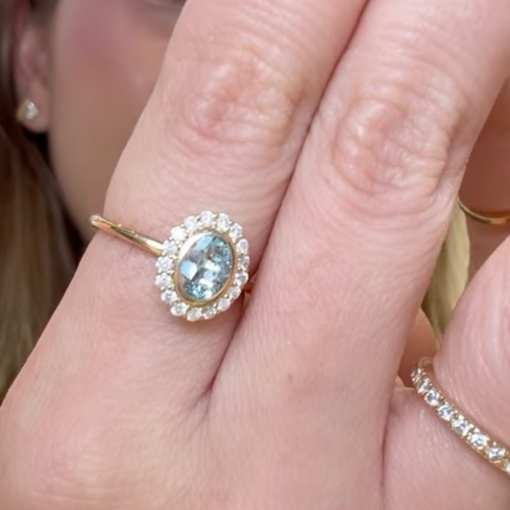 Anillo de Aquamarina bisel con diamantes