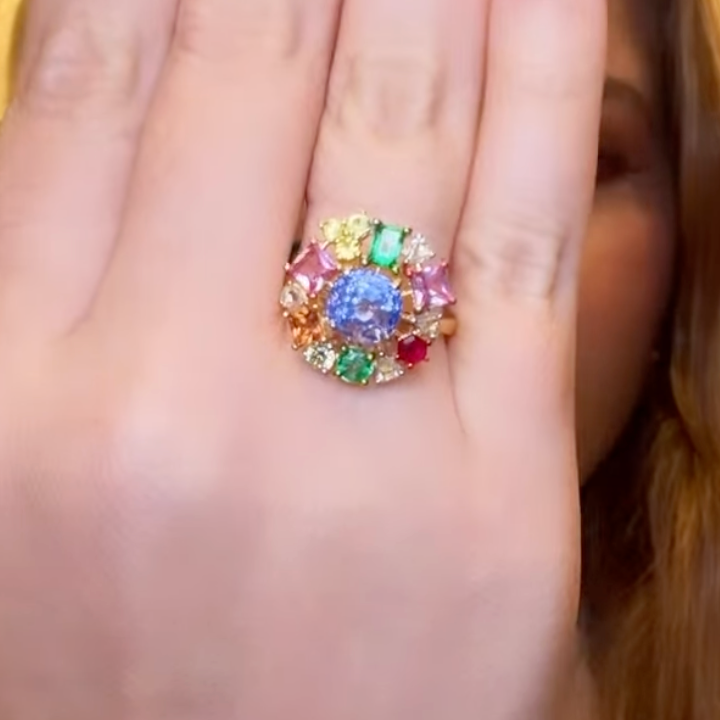 Anillo de tanzanita, esmeralda, zafiro, diamantes y rubi