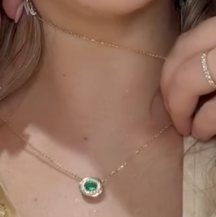 Collar con esmeralda