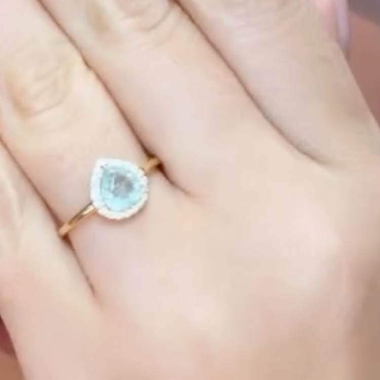 Anillo De Paraiba turmalina y diamantes