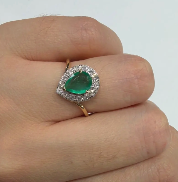 Anillo Pear esmeralda con halo de diamantes