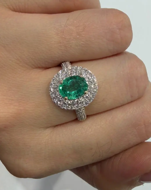 ANILLO ESMERALDA Y DOBLE HALO DE DIAMANTES