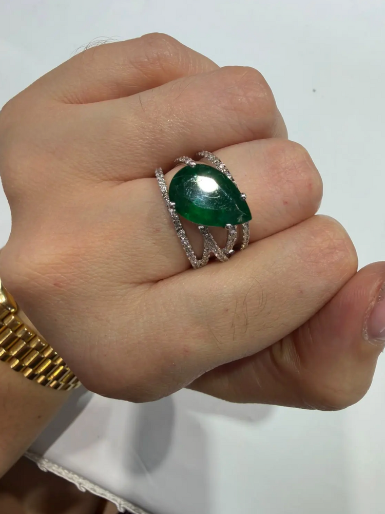 Anillo Asimétrico esmeralda y diamantes