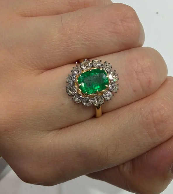 Anillo Esmeralda y Diamantes