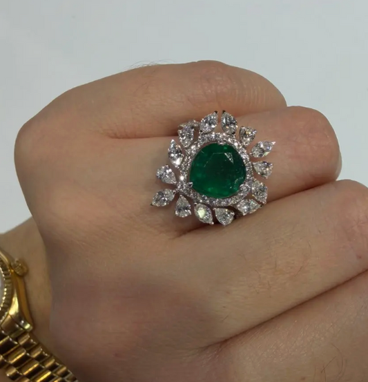 Anillo de esmeralda y diamantes