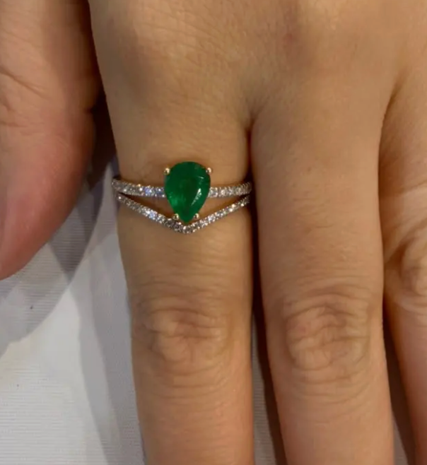 Anillo Esmeralda y diamantes