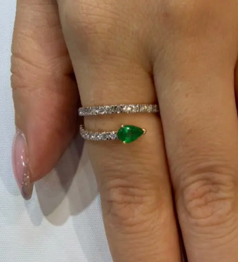 Anillo twist esmeralda y diamantes