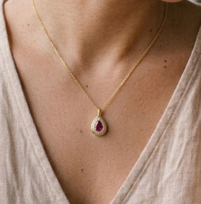 Collar rubí pear