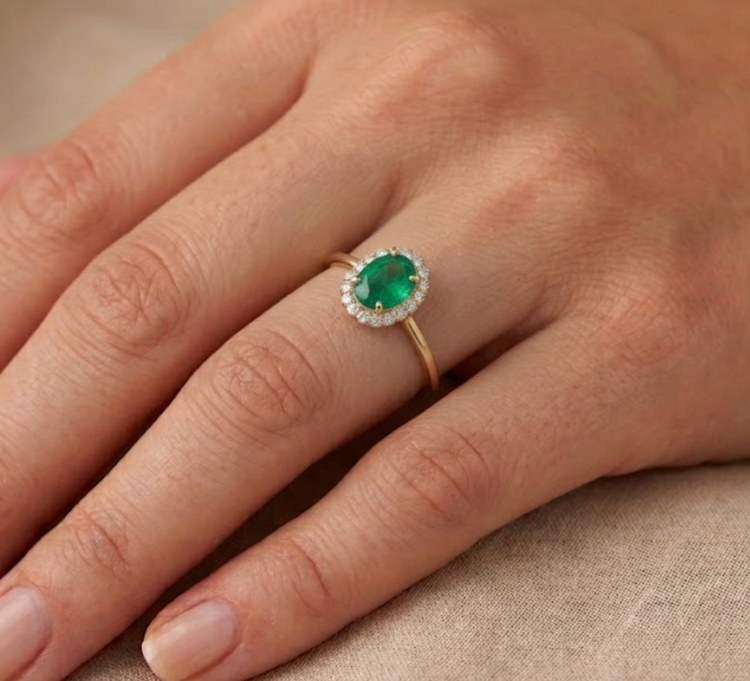 Anillo Esmeralda con halo de diamantes